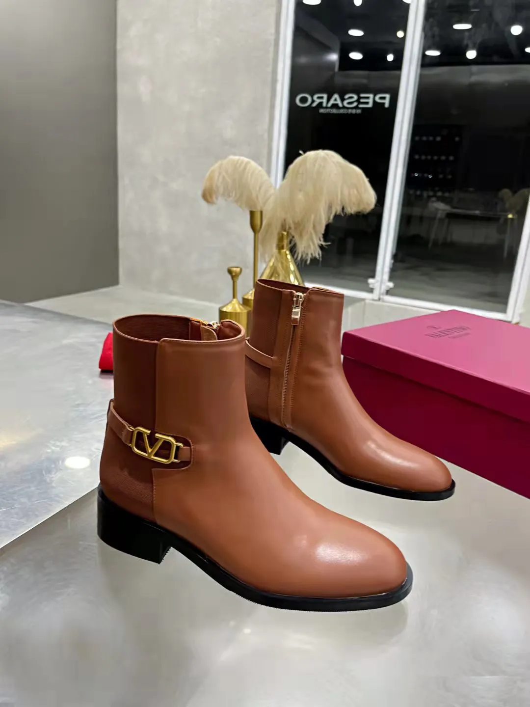 👟👟Ex-factory price 500👟👟 🆕Valentino. Valentino big v-buckle autumn and winter fashion women's boots: comfortable and versatile on the upper feet, showing long legs, fabric: imported first-layer cowhide ⚡The most popular V-buckle ⚡all genuine leather on the inner pads, non-slip and wear-resistant rubber outsole Size: 35−40 (customized size 41)